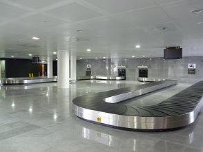 Cintes de recollida d'equipatges a l'interior de l'ampliació de la terminal C de l'aeroport del Prat (Juny de 2008)